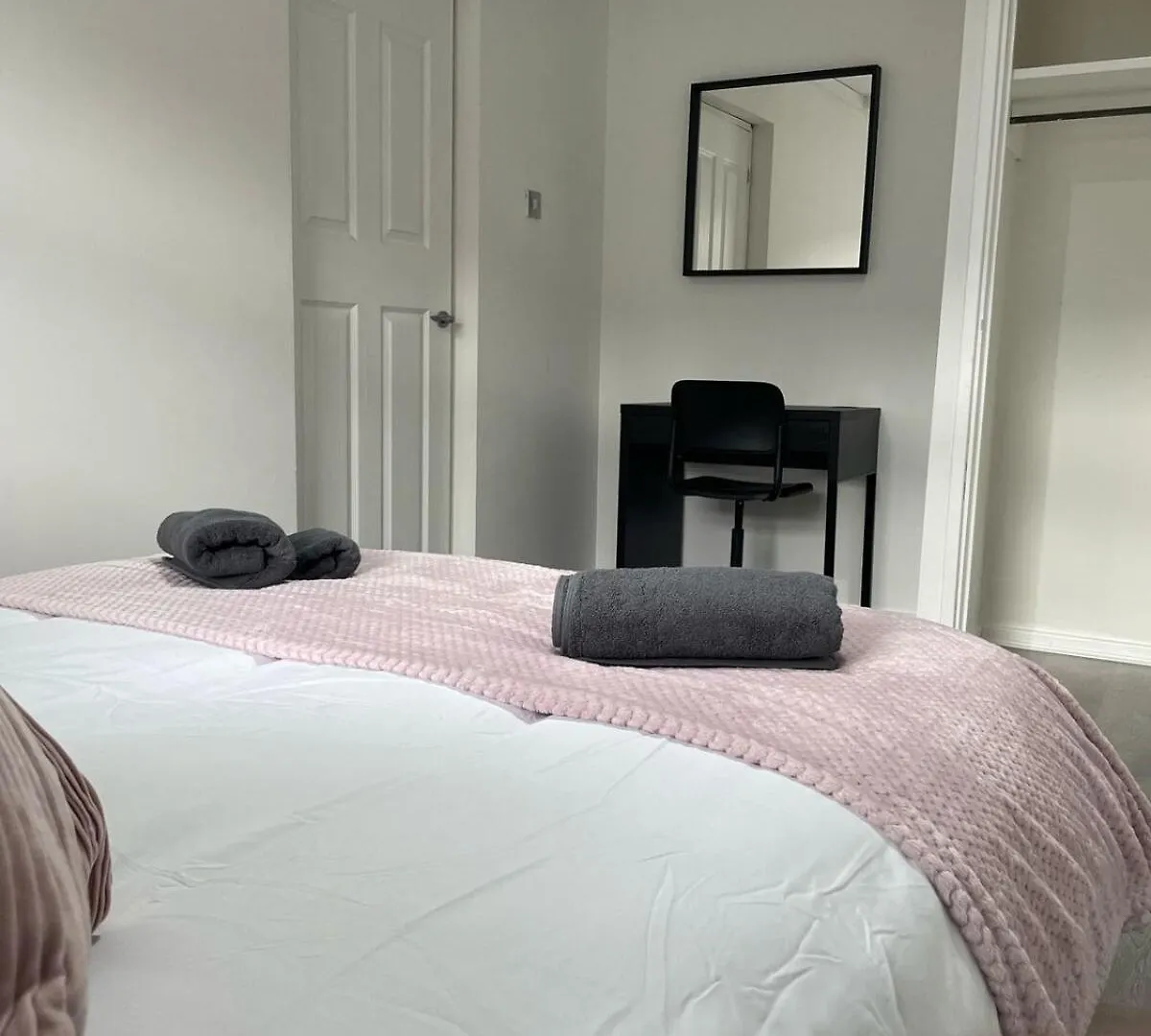 Central 3Br Apartment Spacious, Modern, Cozy 贝尔法斯特 0*,